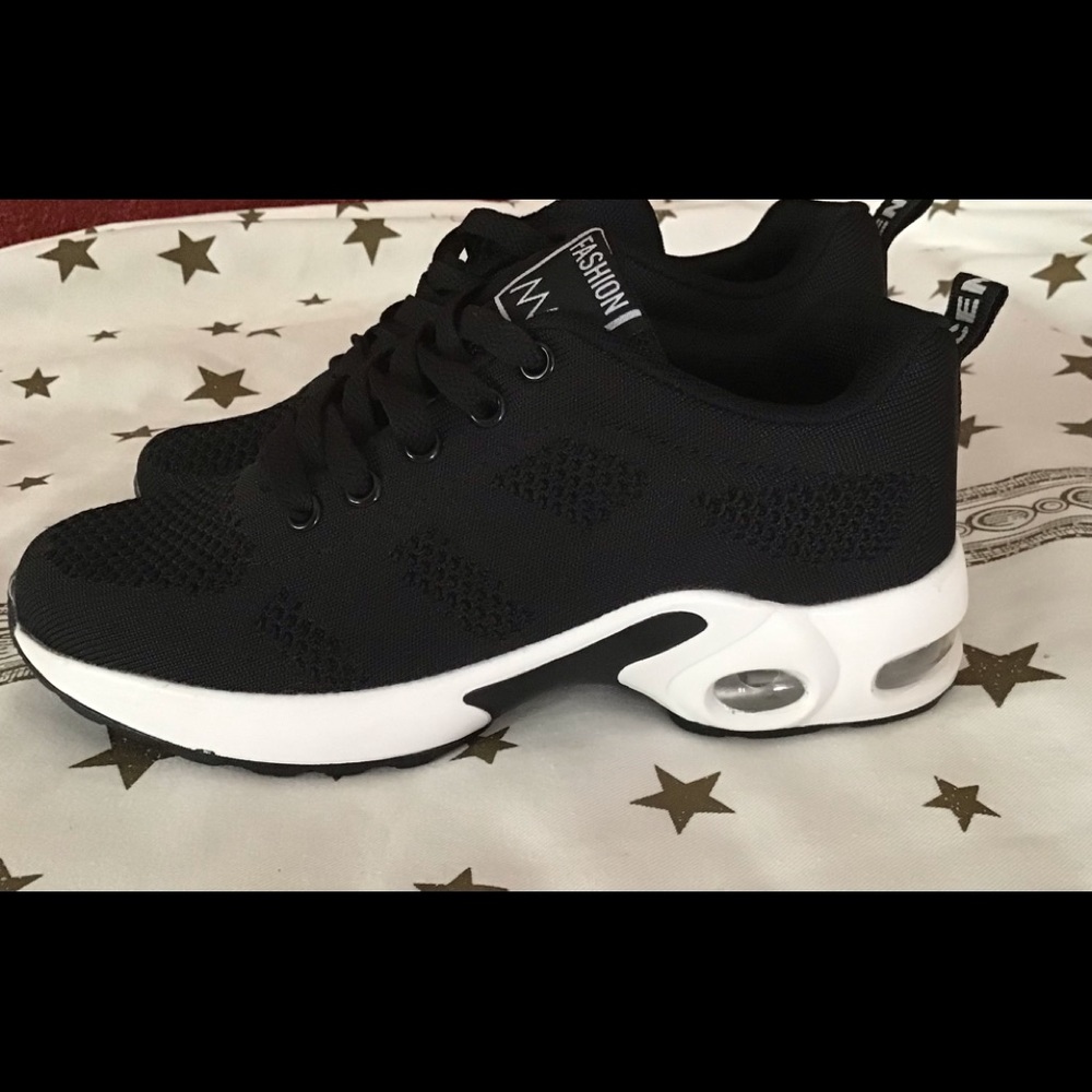 Black Fashion Sneakers New, size 5